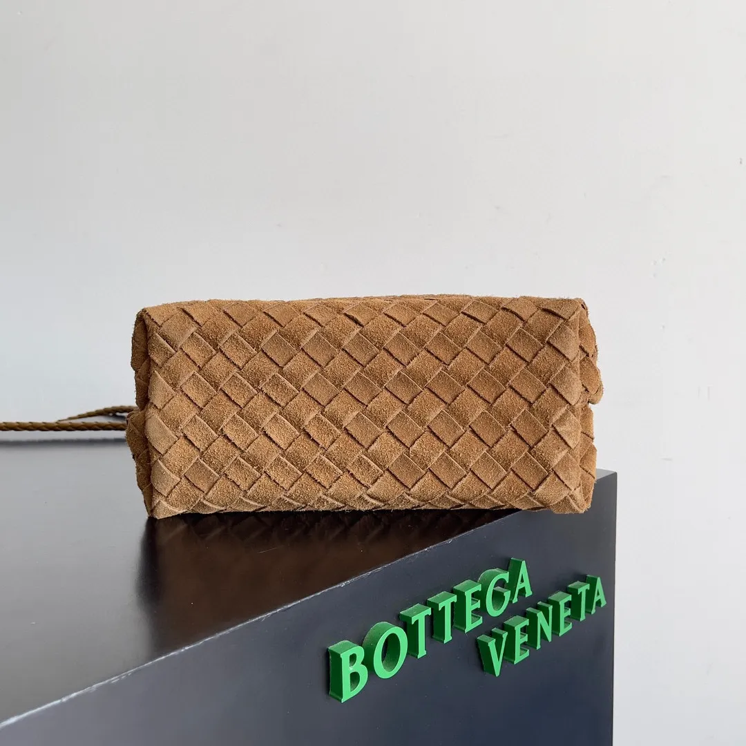 The 2023 new Andiamo batch of 1960 BV has been shipped‼ ️Really popular🔥The new Andiamo woven handbag launched by Bottega Veneta this season is really popular all over the world! ! Celebrities at home and abroad have worn it, and Oscar-winning actress Michelle Yeoh has taken it out on the street. Song Jia, Trai Yara, Yu Feihong, Sanji Ayaka, Rosie Hunting-Whiteley, Yoshioka Riho, etc. have all picked up this bag. It is classic and versatile, showing off its temperament, and the bag capacity is also large, which is very convenient for daily commuting! ! A variety of carrying methods, the shoulder straps can be adjusted by yourself, the original lambskin feels soft and delicate, and the neutral style is made to break gender boundaries and bring a more practical and longer-lasting use experience. Andiamo, which has both elegant and casual styles, perfectly interprets the true appearance of "fashionable old money style". Style number: 743568 (suede) Size: 25*22*10.5cm